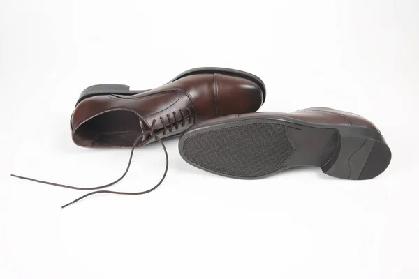 Suela clásica de zapatos marrones para hombre sobre fondo blanco — Foto de Stock