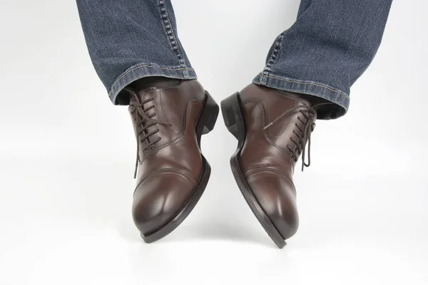 Männerbeine Jeans Und Braunen Klassischen Schuhen Auf Weißem Hintergrund — Stockfoto