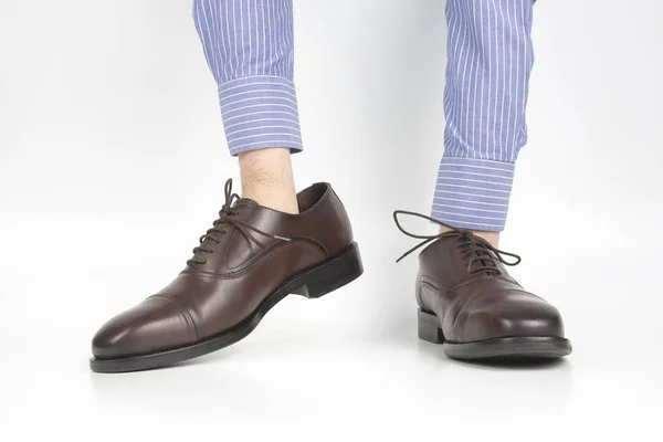 Klassische Braune Schuhe Die Den Händen Auf Weißem Hintergrund Getragen — Stockfoto