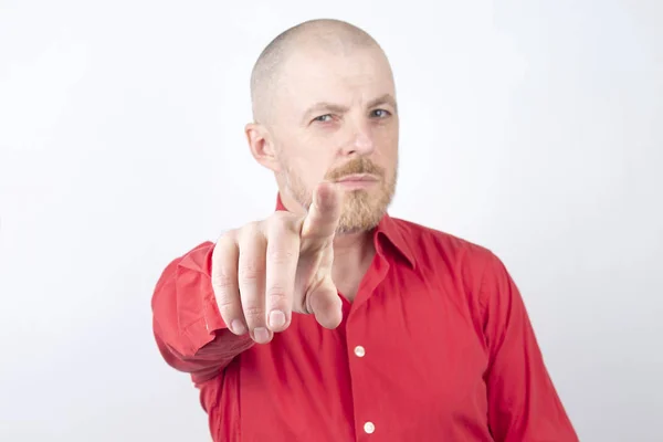 Hombre Barbudo Con Camisa Roja Señalando Dedo Para Guerra — Foto de Stock