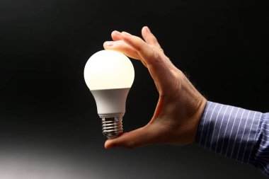 insan el dahil tutarak lamba karanlık bir arka plan üzerinde yol açtı