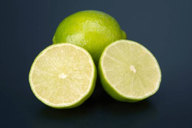 Mavi zemin üzerine yeşil limon Narenciye meyve kesme
