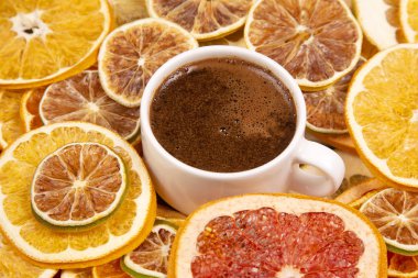 Narenciye Kuruyemiş tarafından çevrili beyaz bir fincan sade kahve