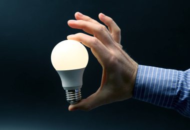 insan el dahil tutarak lamba karanlık bir arka plan üzerinde yol açtı