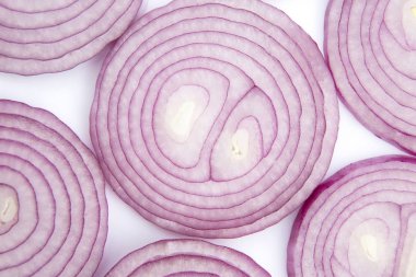 Salata için soğan dilimi.