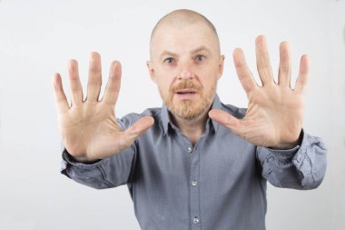 uzanmış kolları gömlekli sakallı adam