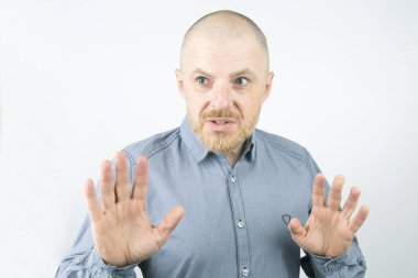 Sakallı sürpriz bir erkek koyar ileri onun han