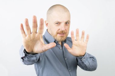 Adam ileri kaldırdı kollarını uzanır