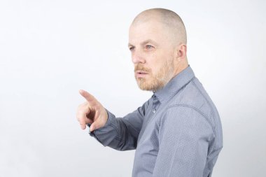 Sakallı adam ileri onun Dizin finge koyar