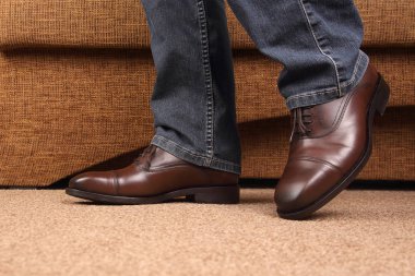 Erkek kot pantolon ve kahverengi klasik ayakkabılar bacaklar