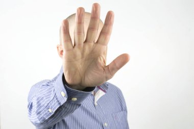 Adam yüzünü onun han ile kapsar.