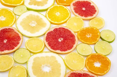 Beyaz arka planda farklı turunçgil meyveleri kes