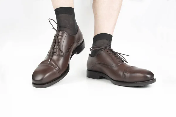 Мужские Ноги Носках Коричневые Классические Туфли Белой Спине — стоковое фото