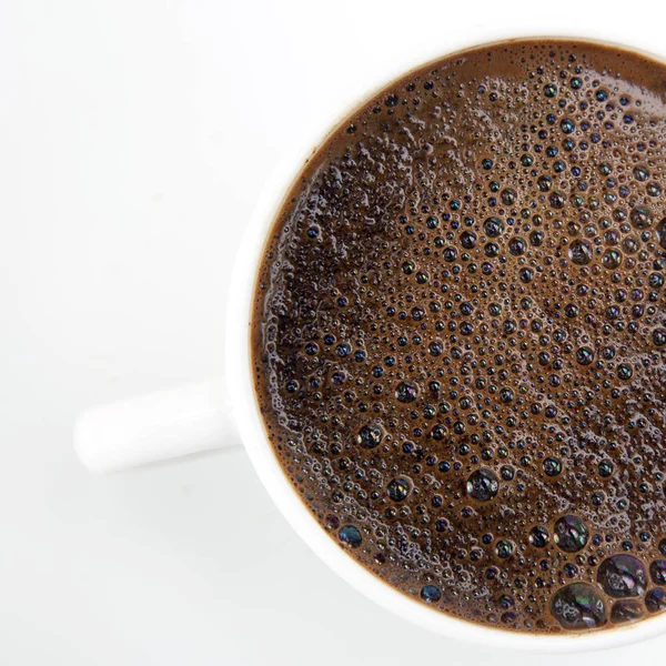 Café Recién Hecho Una Taza Sobre Fondo Blanco Primer Plano —  Fotos de Stock