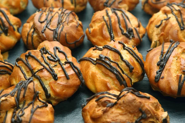 Süße Kuchen Eclairs Auf Dem Tisch — Stockfoto