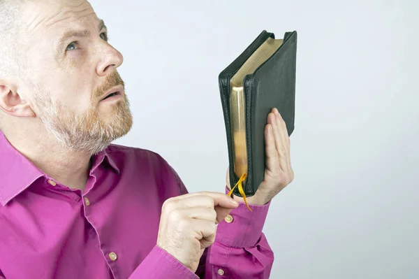 Hombre Barbudo Con Una Biblia Sus Manos Mirando —  Fotos de Stock