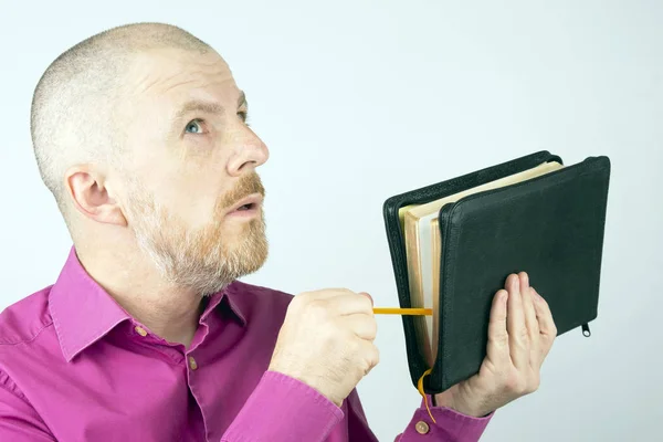 Hombre Barbudo Con Una Biblia Sus Manos Mirando Hacia Arriba —  Fotos de Stock