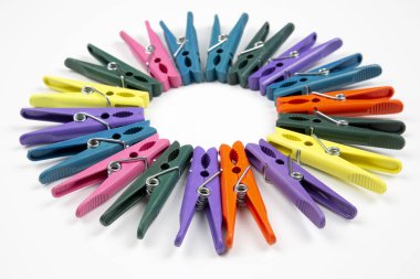 Beyaz bir arka plan üzerinde elbise renkli plastik clothespins dönüştürün