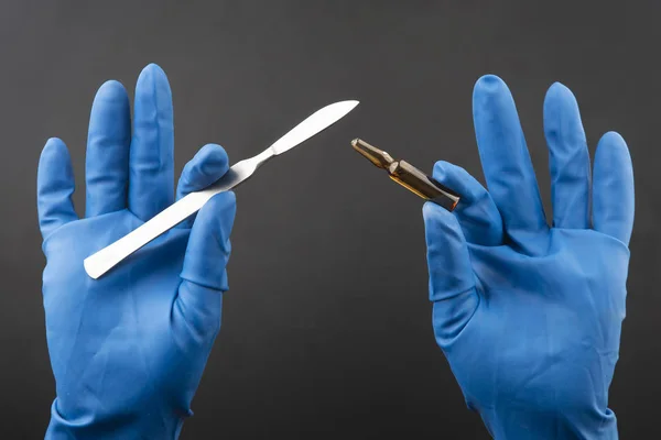 Bisturi Médico Frasco Para Injectáveis Mãos Com Luvas Azuis — Fotografia de Stock