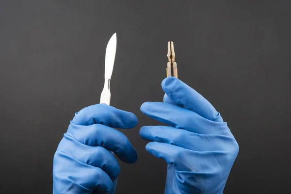 Tıbbi Neşter Flakon Mavi Eldiven Giymiş Elinde Enjeksiyon Için — Stok fotoğraf