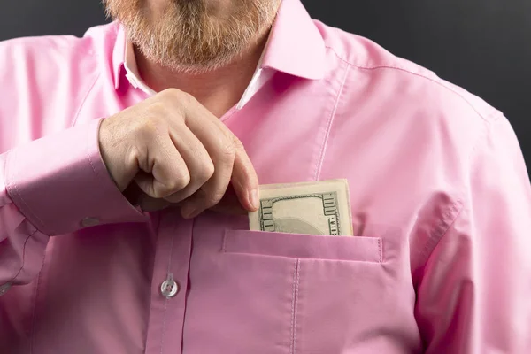 Brodaty Mężczyzna Różowej Koszuli Ukrywa Pieniądze Jego Pocke — Zdjęcie stockowe