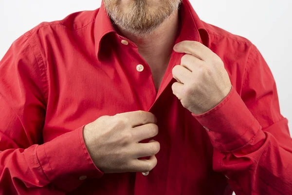Barbudo Hombre Quita Desnudarse Rojo Shir — Foto de Stock