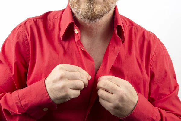 Hombre Barbudo Quita Camisa Roja Desnuda — Foto de Stock