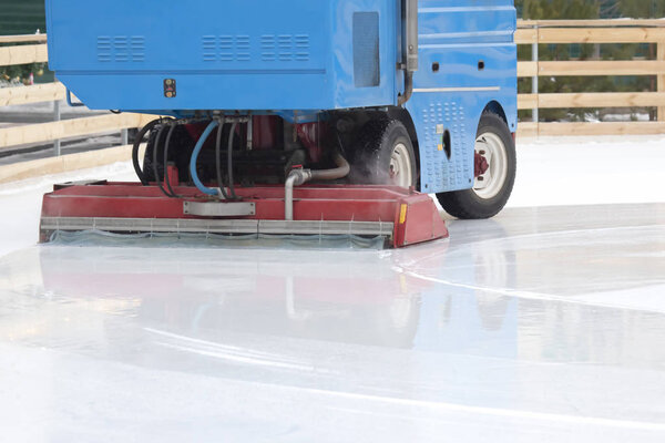 специальная машина для уборки льда очищает каток
