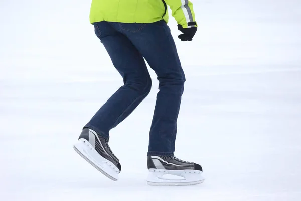 Pies Rodando Sobre Patines Hombre Pista Hielo — Foto de Stock