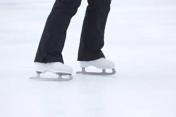 Pés Rolando Patins Mulher Pista Gelo — Fotografia de Stock