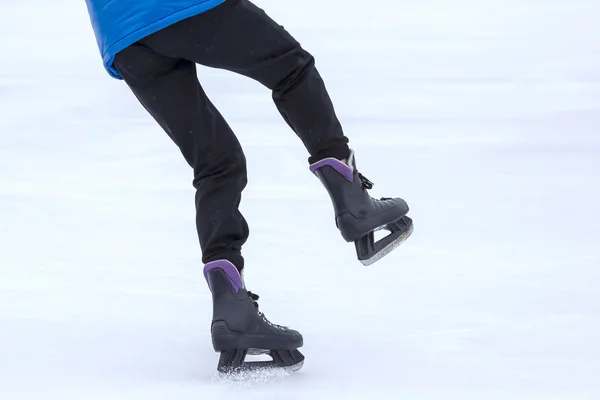 Las Piernas Hombre Patinando Una Pista Hielo — Foto de Stock