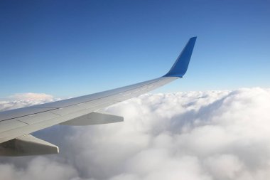 Bulutların üzerinde bir uçağın kanadı