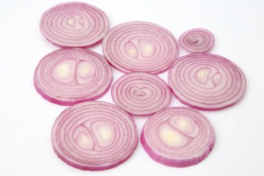 Salata için soğan dilimi.