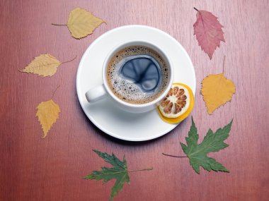 Beyaz fincan sade kahve ve sonbahar yaprakları ile
