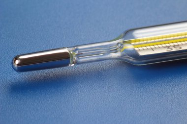 Tıbbi termometre closeup mavi zemin üzerine