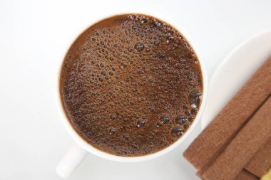 Beyaz arka planda beyaz fincanda kahve