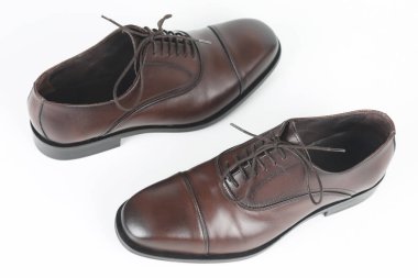 Klasik erkek kahverengi deri ayakkabı beyaz arka plan üzerinde