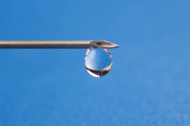 sıvı tıbbi enjeksiyonlar için iğne ucunda damla