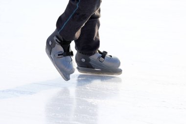 buz pistinde paten ayak