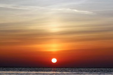 Denizde bir sıradışı renklerde günbatımı