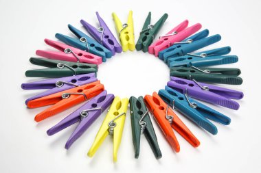 Beyaz bir arka plan üzerinde elbise renkli clothespins dönüştürün