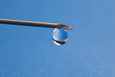 enjeksiyon için tıbbi bir iğne makro fotoğraf liqui bir damla ile