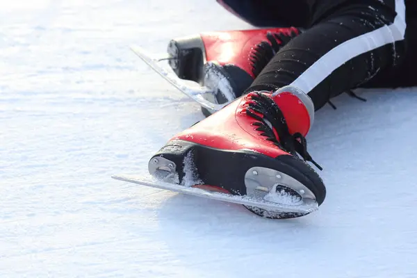 Voeten Schaatsen Van Een Gevallen Mens Een Ijsbaan — Stockfoto