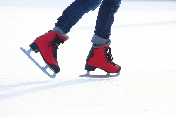 Weibliche Beine Auf Schlittschuhen Auf Einer Eisbahn — Stockfoto