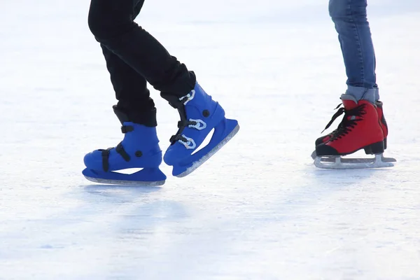 Pieds Différentes Personnes Patinant Sur Patinoire — Photo