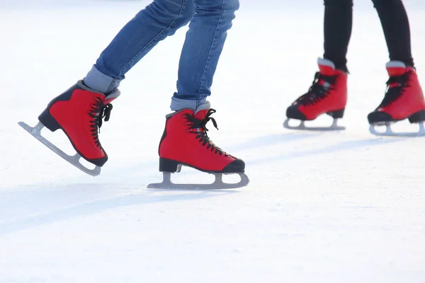 Pés Patins Vermelhos Uma Pista Gelo — Fotografia de Stock