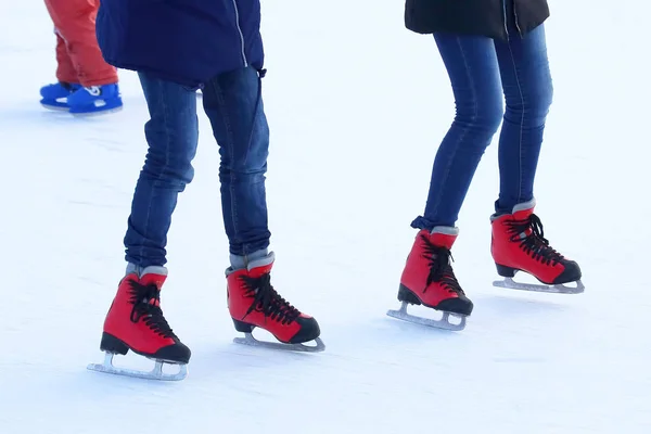 アイスリンクでスケートをしている人は — ストック写真