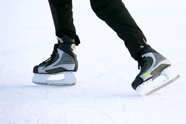 アイスリンク上でスケートの足 — ストック写真