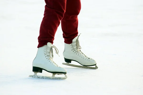 Buz Pistinde Patenli Kadın Bacakları — Stok fotoğraf