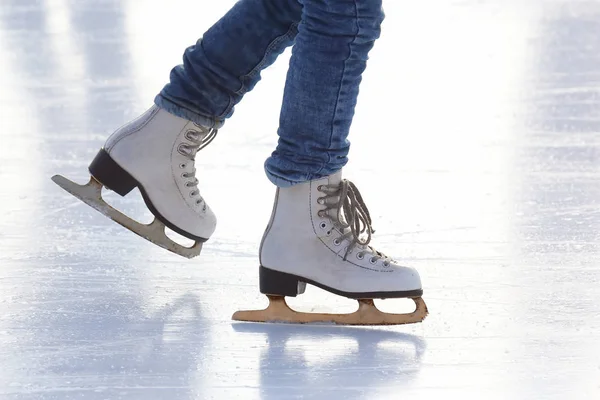 Weibliche Beine Auf Schlittschuhen Auf Einer Eisbahn — Stockfoto